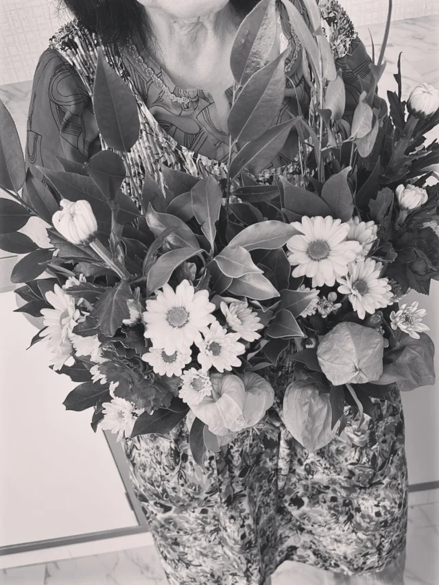 .
今年もせっちゃんが
たくさんのお盆のお墓花を作ってくれました♡

花豊の縁の下の力持ちせっちゃん💪

これからもよろしくお願いします☺️🤲

せっちゃんの作るお墓花は
綺麗、よく持つ、バランスが良い

お盆もそろそろ終わりに近づきました
是非お立ち寄りください♡

毎日休まず
年中無休で営業しています

本日もご来店お待ちしています☺️

現金で1000円お買い上げごとに50円券プレゼント🎁
お持ち帰り商品にのみ使用できます😊有効期限なしです

#夏
#花 
#生花 
#フラワーアレンジメント 
#ドライフラワーインテリア 
#スワッグ 
#スワッグのある暮らし 
#ドライフラワーのある生活 
#ドライフラワー 
#花のある暮らし 
#花のある生活 
#お祝い
#wedding 
#ウエディングフォト 
#海外挙式 
#hanatoyo 
#花豊 
#はなとよ 
#花屋 
#花屋さん 
#蒲郡 
#愛知県 
#三河 
#hanatoyo_gamagori
愛知県蒲郡市港町18-33
有限会社 花豊
0533684048